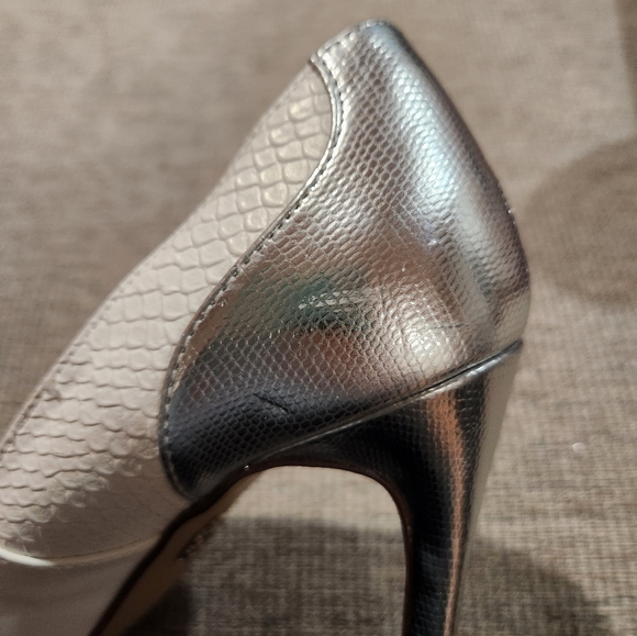 Rock & Republic faux snake skin silver white high heels size 8 - Picture 8 of 8